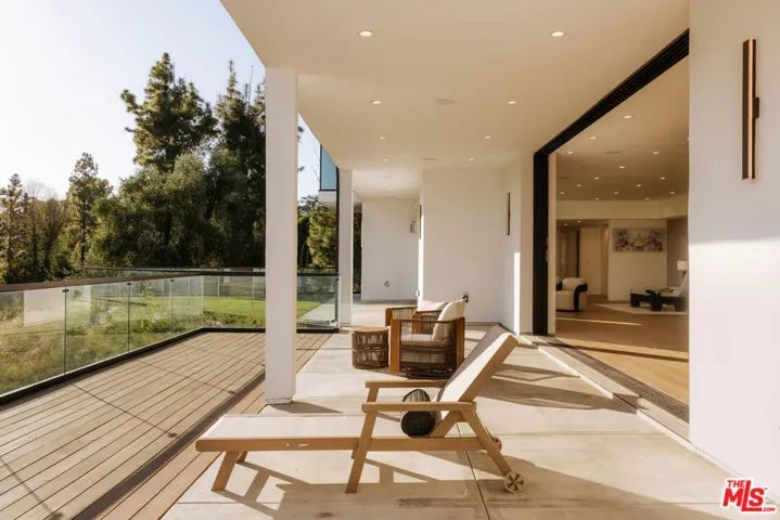 15834 High Knoll Road, Encino, California 91436