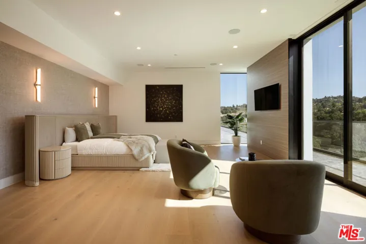 15834 High Knoll Road, Encino, California 91436
