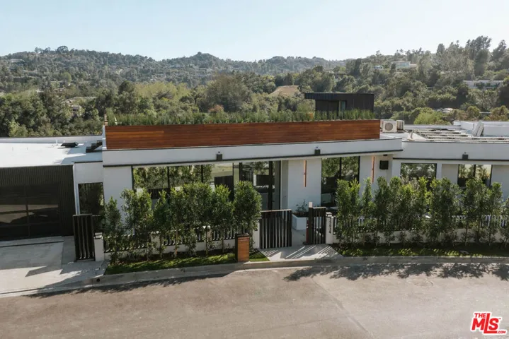15834 High Knoll Road, Encino, California 91436