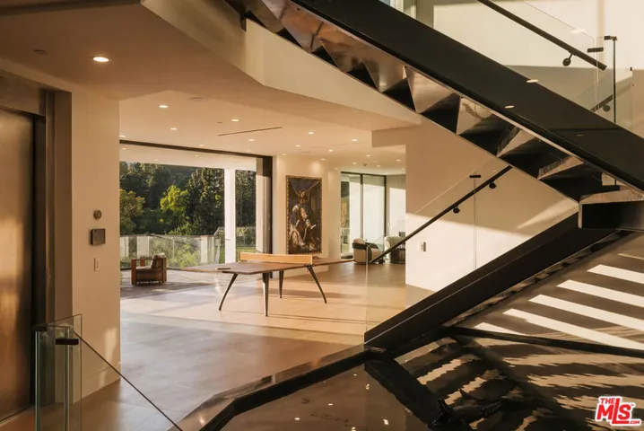 15834 High Knoll Road, Encino, California 91436