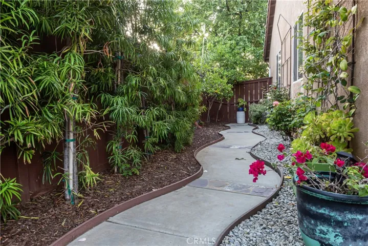 2 great side yards with privacy and space