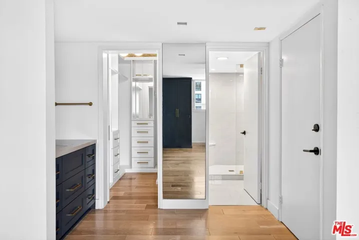 Custom walk-in closet in prima