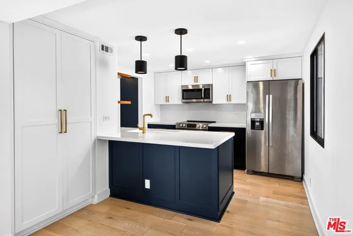 Breakfast bar and pantry