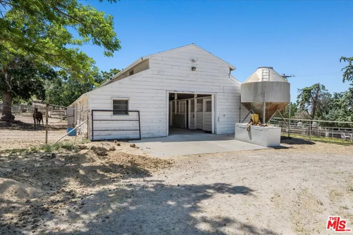 17 stall barn with vet and tac