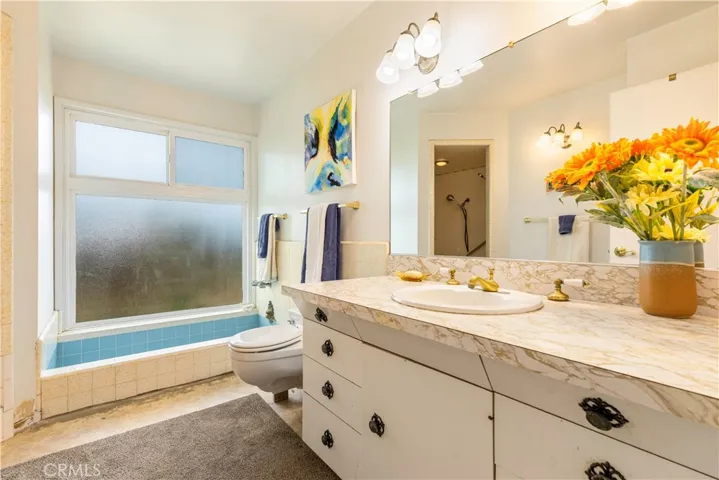 Bathroom 2 with saparate tub