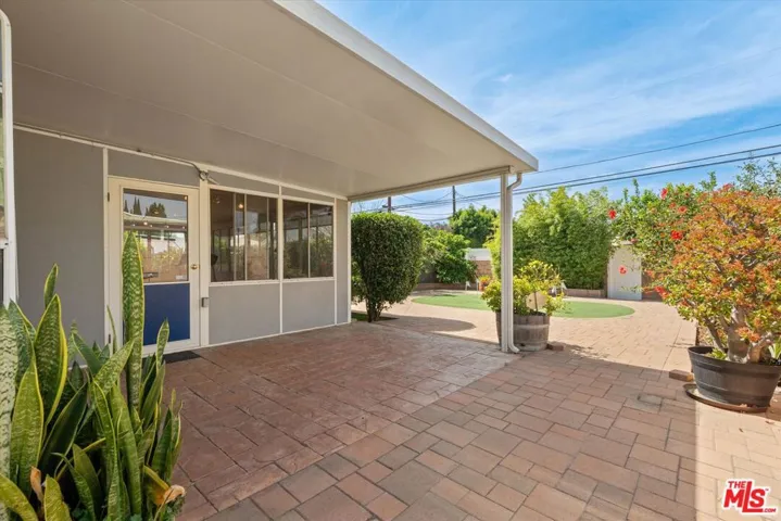 9313 Hayvenhurst Avenue, North Hills, California 91343