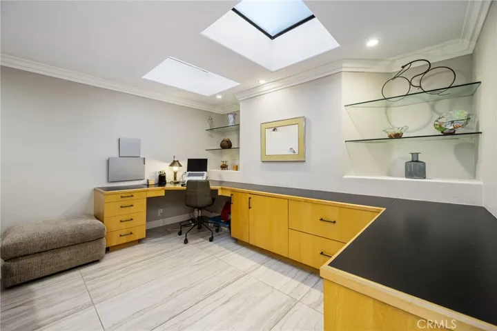 Large office area in Den