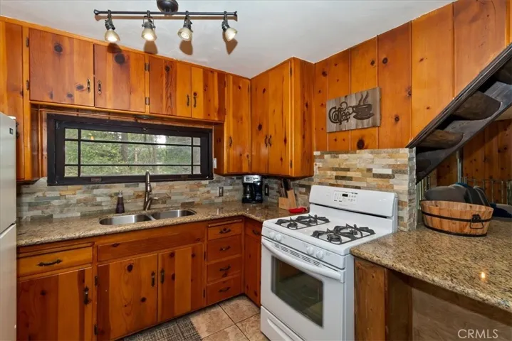 770 Cottage Grove, Lake Arrowhead, California 92352