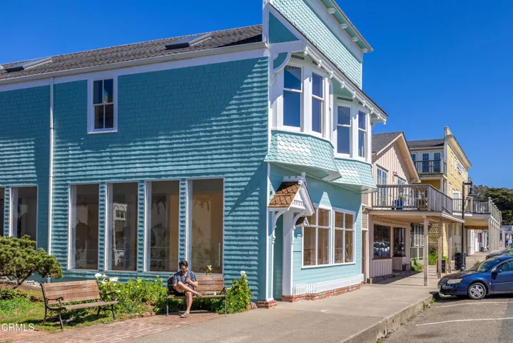 Sidewalk View - Suite A