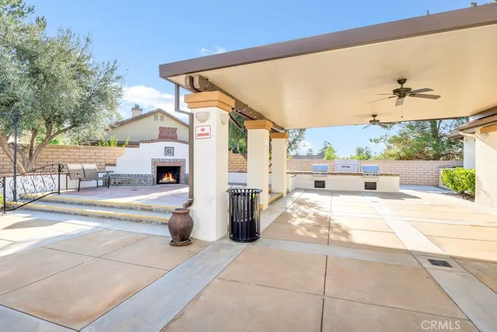 HOA- BBQ & Fireplace