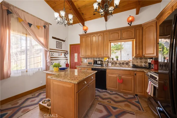 39563 Raccoon Drive, Fawnskin, California 92333