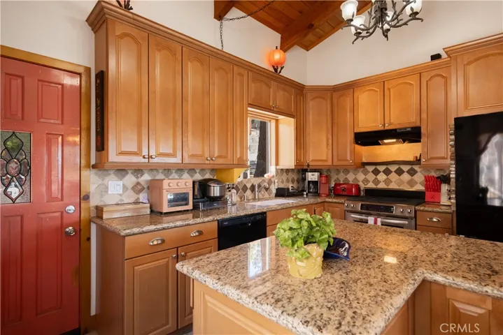 39563 Raccoon Drive, Fawnskin, California 92333