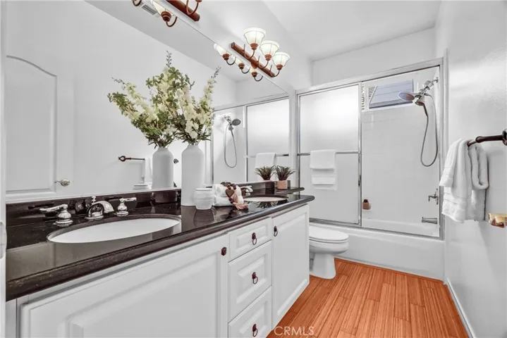 Upstairs bath with dual sinks