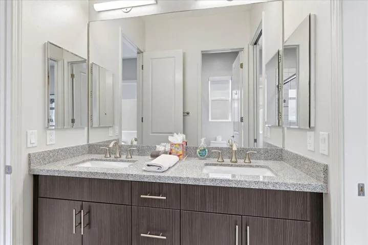 33-Jack & Jill Bath
