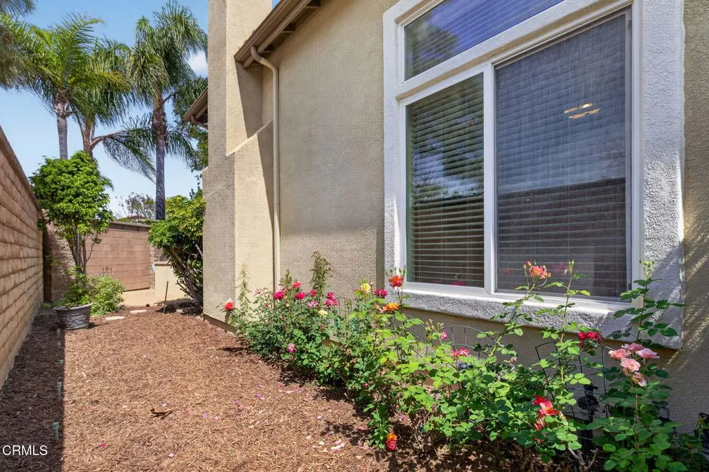 49-web-or-mls-UpmarketMedia-1705ViaPaj-1