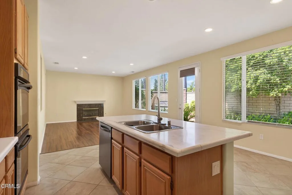21-web-or-mls-UpmarketMedia-1705ViaPaj-0