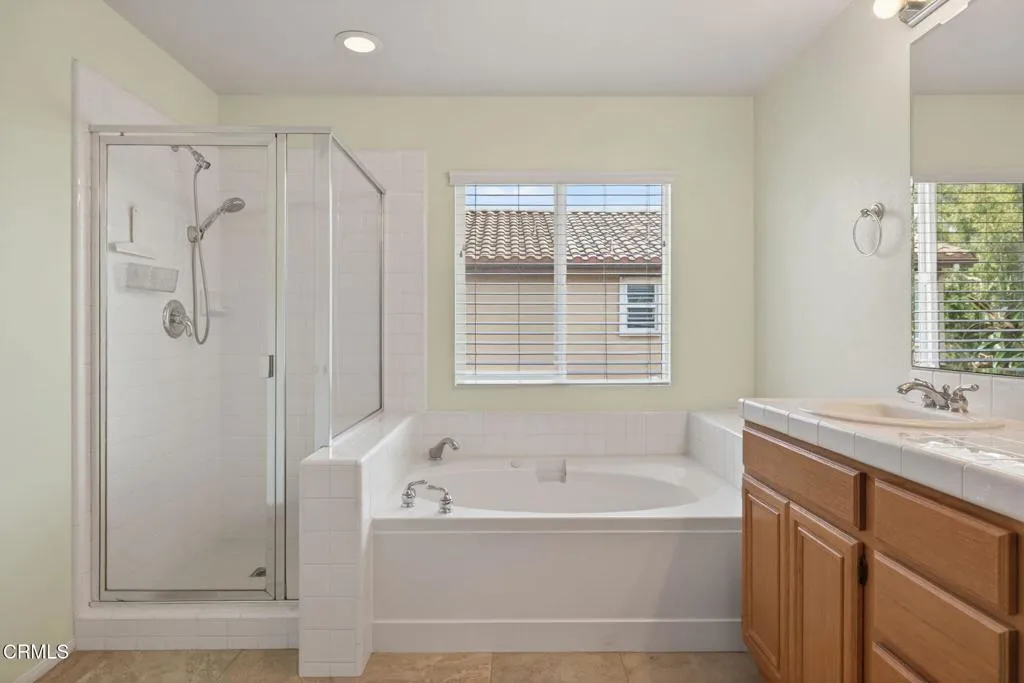 28-web-or-mls-UpmarketMedia-1705ViaPaj-0