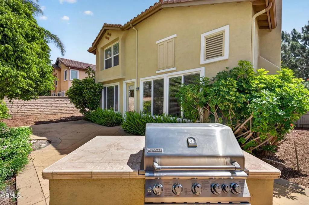 47-web-or-mls-UpmarketMedia-1705ViaPaj-1