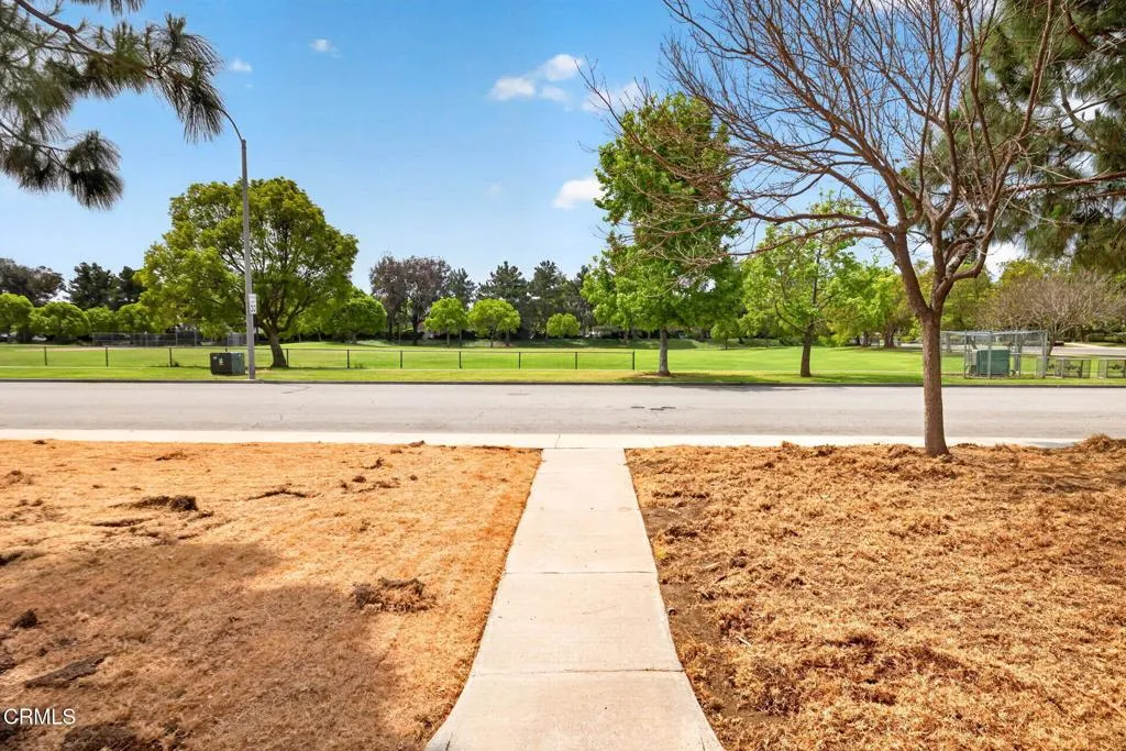 52-web-or-mls-UpmarketMedia-1705ViaPaj-1