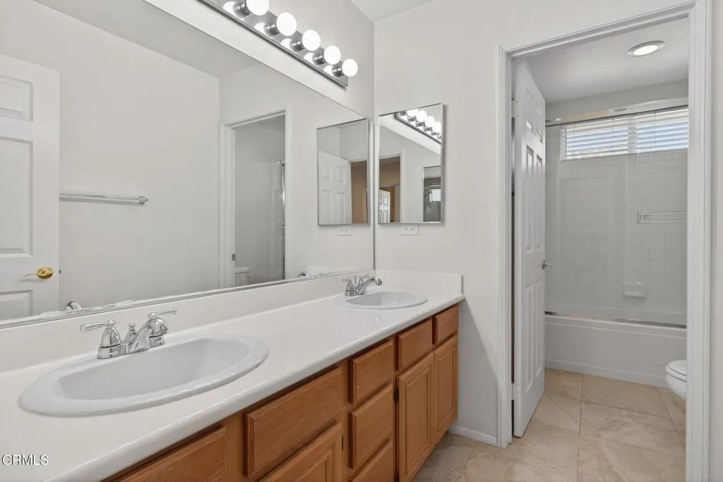 33-web-or-mls-UpmarketMedia-1705ViaPaj-0