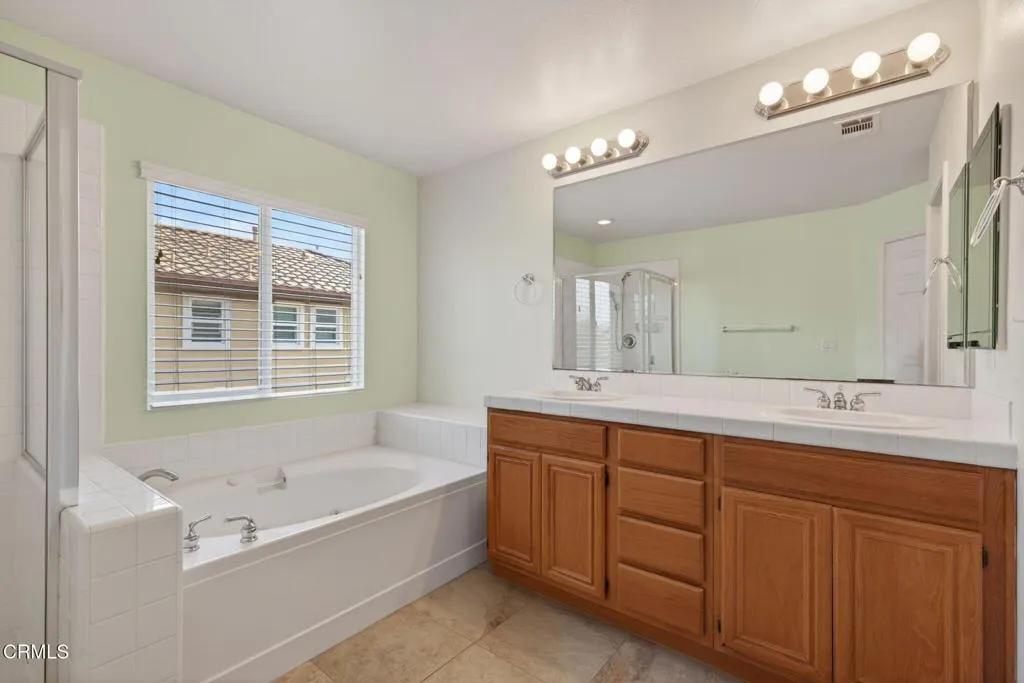27-web-or-mls-UpmarketMedia-1705ViaPaj-0