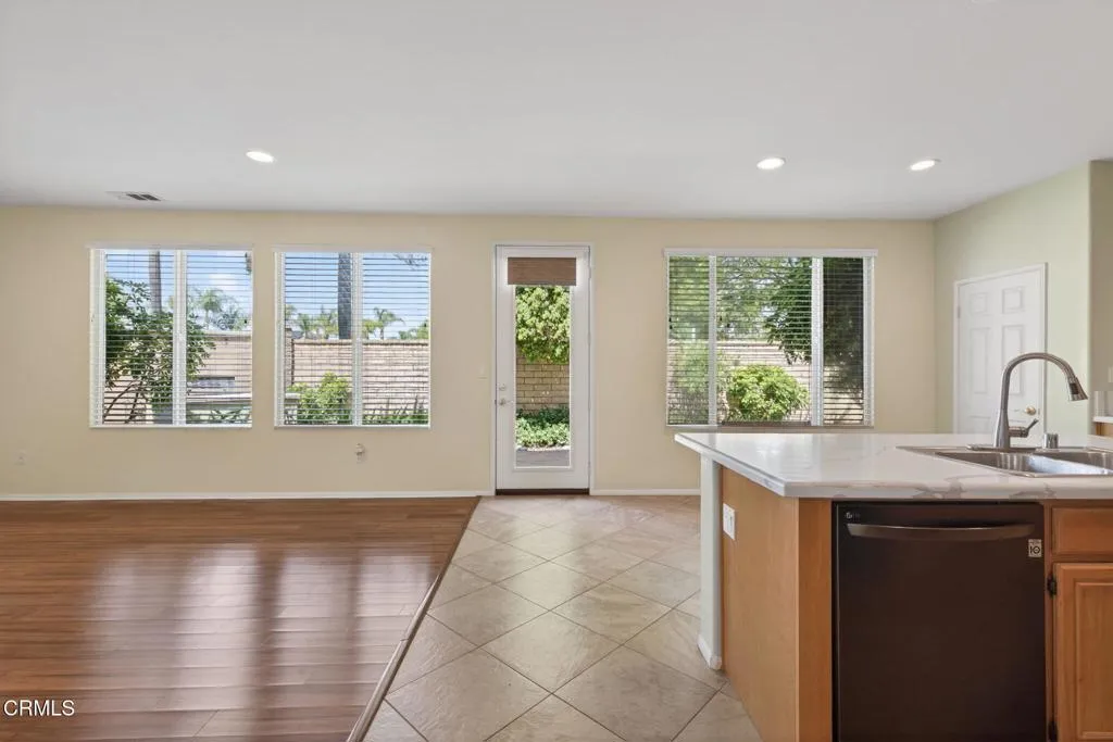 12-web-or-mls-UpmarketMedia-1705ViaPaj-0