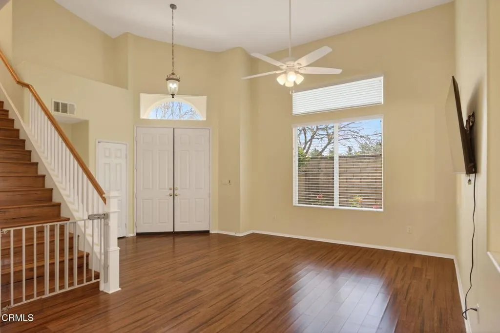 8-web-or-mls-UpmarketMedia-1705ViaPaj-00