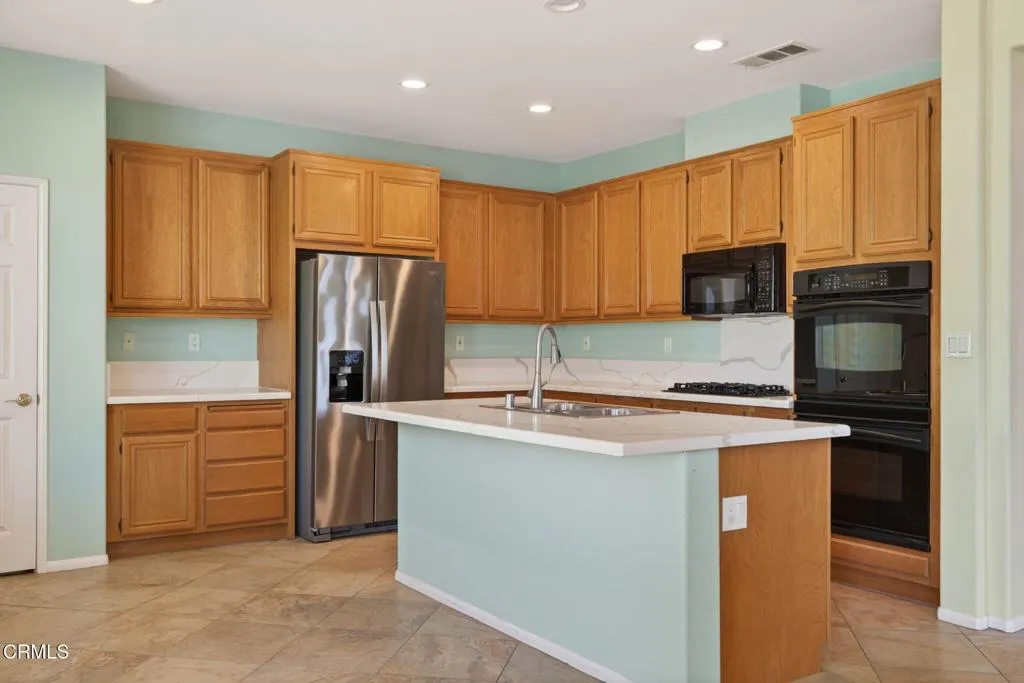 17-web-or-mls-UpmarketMedia-1705ViaPaj-0