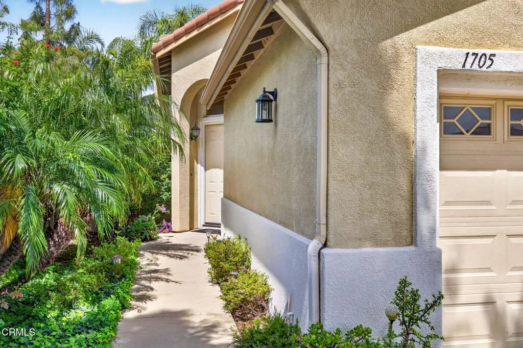 4-web-or-mls-UpmarketMedia-1705ViaPaj-14