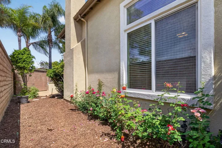 49-web-or-mls-UpmarketMedia-1705ViaPaj-1