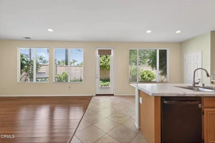 12-web-or-mls-UpmarketMedia-1705ViaPaj-0