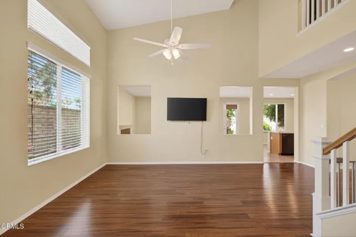 7-web-or-mls-UpmarketMedia-1705ViaPaj-00