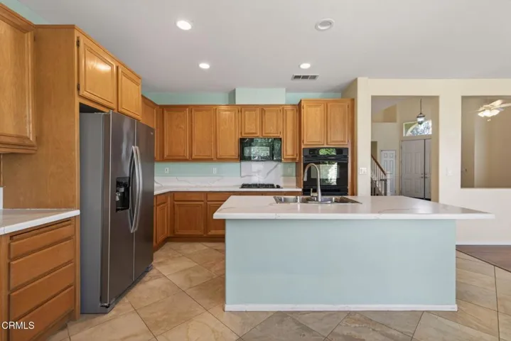 19-web-or-mls-UpmarketMedia-1705ViaPaj-0