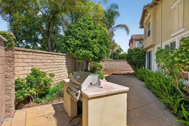 46-web-or-mls-UpmarketMedia-1705ViaPaj-1