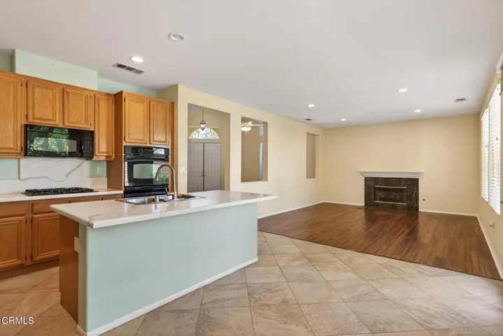 22-web-or-mls-UpmarketMedia-1705ViaPaj-0