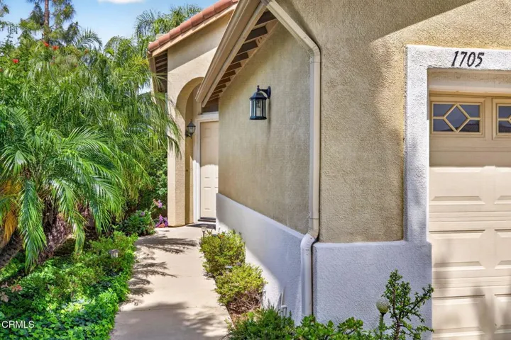 4-web-or-mls-UpmarketMedia-1705ViaPaj-14