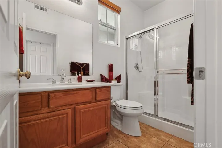Downstair ensuite bathroom