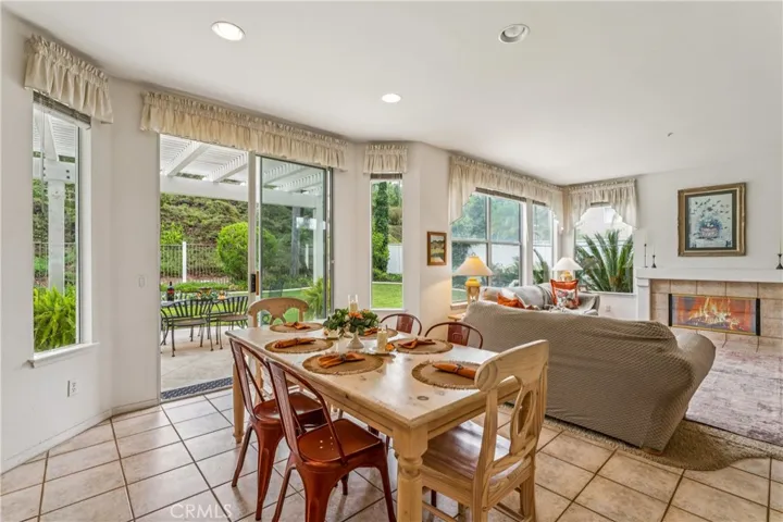 Eating area between kitchen and family room