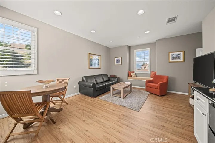Apartment over garage, Main living area