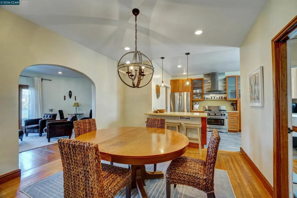 2038 DINING ROOM