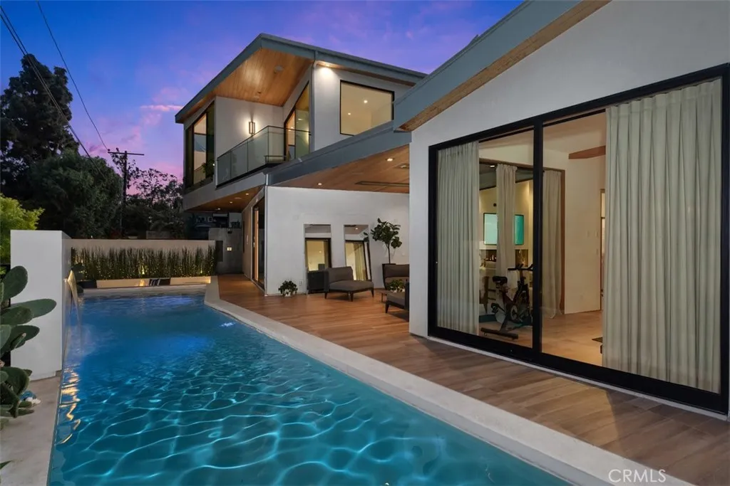 Heated pool equipped with sensors