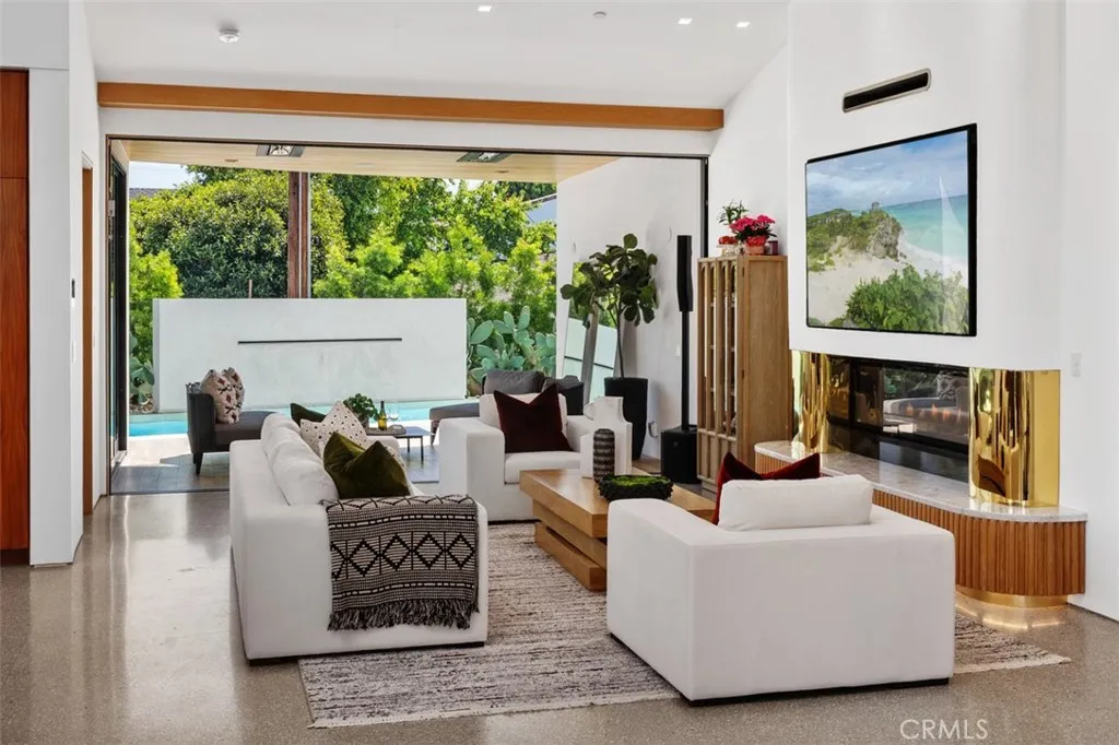 Seamless outdoor/indoor