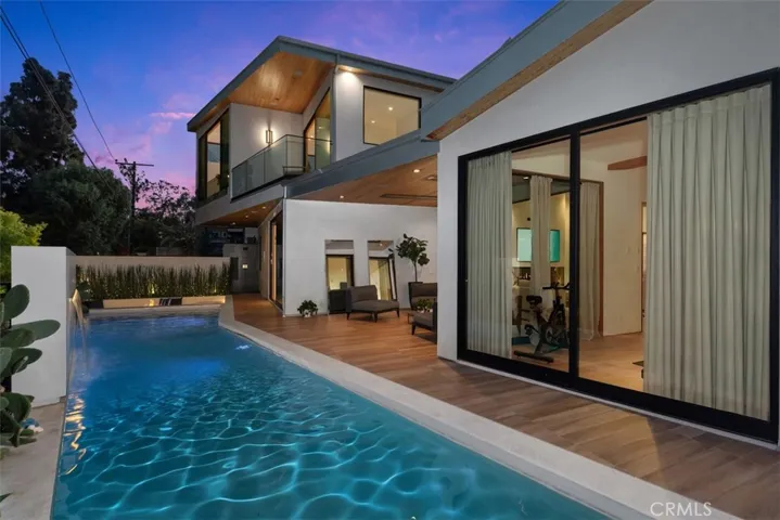 Heated pool equipped with sensors