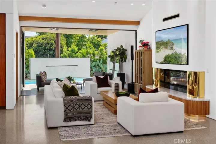 Seamless outdoor/indoor
