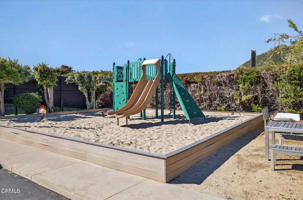83-web-or-mls-UpmarketMedia-4229Far-253