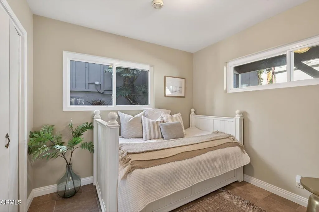 61-web-or-mls-UpmarketMedia-4229Far-061