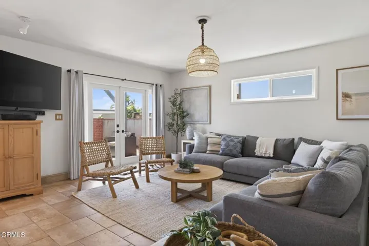 12-web-or-mls-UpmarketMedia-4229Far-007