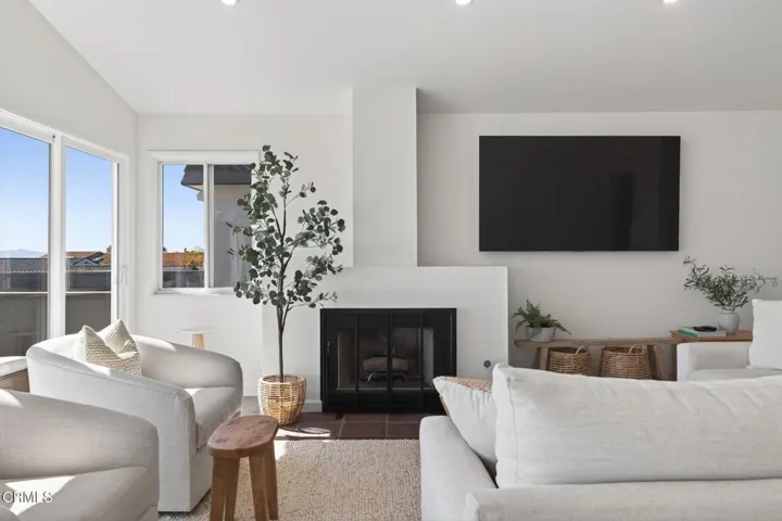 24-web-or-mls-UpmarketMedia-4229Far-104