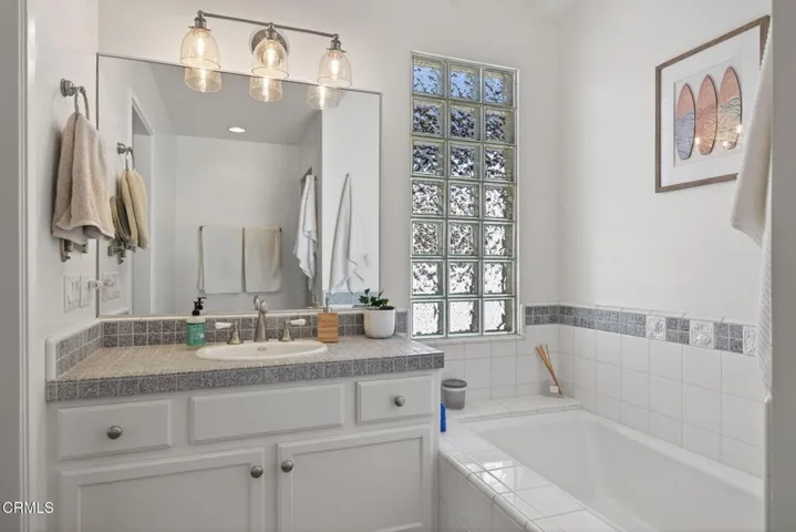 55-web-or-mls-UpmarketMedia-4229Far-206