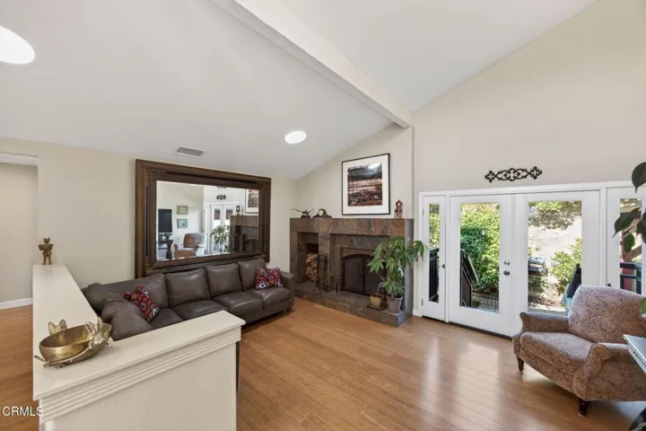 41-web-or-mls-UpmarketMedia-379McG-025
